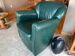 lot 3 image: Stickley Sedona Jade Leather Swivel Chair