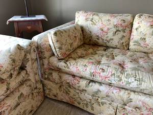 lot 31 image: Sofa and Loveseat