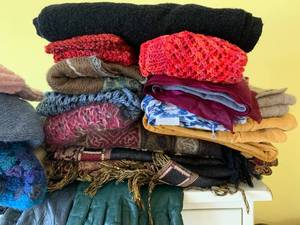 lot 190 image: Warm Winter Accessories