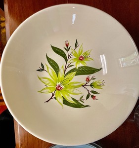 lot 46 image: Rhythm Serving Plate & Bowl Set by Homer Laughlin
