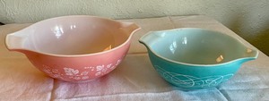 lot 11 image: Pyrex Bowls Turquoise Scroll and Pink Gooseberry