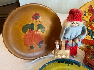 lot 22 image: Norwegian Decor and Collectibles