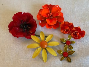 lot 56 image: Vintage Costume Jewelry Brooches Pins