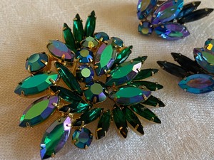 lot 58 image: Weiss Brooch and Earrings Set