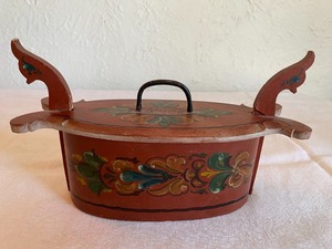 lot 61 image: Vintage Rosemaling Tina Box