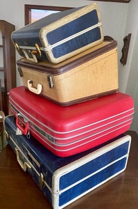 lot 73 image: (4) Vintage Suitcases