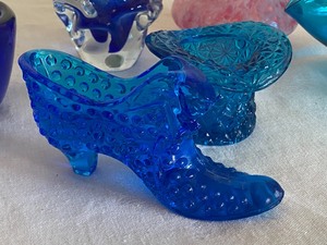 lot 83 image: Variety of Vintage Colored Glassware Items