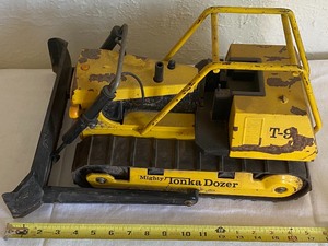 lot 92 image: Tonka Mighty T-9 Dozer