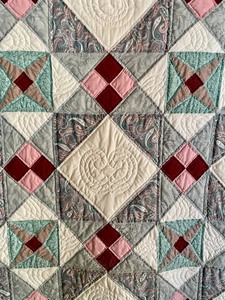 lot 115 image: Quilt Hanging Shelf with Quilt