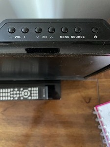 lot 121 image: Element 18 Inch TV with Remote