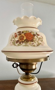 lot 122 image: Vintage Lamp