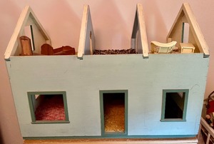 lot 143 image: Vintage Doll House