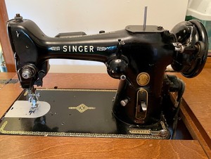 lot 138 image: Singer Sewing Machine and Table