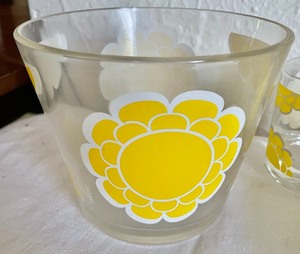 lot 155 image: Glass Yellow Flower Serving Set