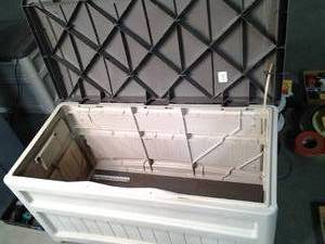 Large Suncast Rubbermaid Style Plas...