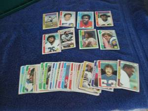 lot 42 image: 50 1978 Topps Football Cards...