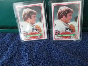 lot 79 image: 2 1981 Topps Clay Matthews Rookie C...