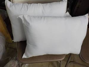 lot 9 image: Set of 2 Travel Pillows...