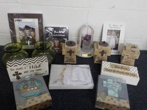 lot 72 image: Gift Shop Dcor...