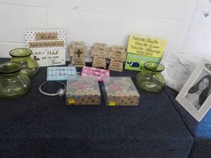lot 73 image: Gift Shop Dcor...