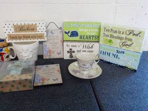 lot 74 image: Gift Shop Dcor...