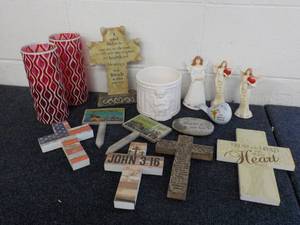 lot 75 image: Gift Shop Dcor...