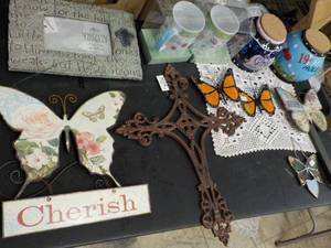 lot 265 image: Random Lot of Home Dcor...