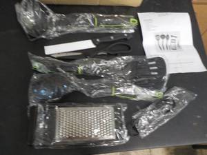 lot 390 image: 7 pc Gift Set...