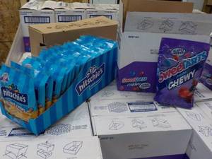 lot 457 image: Case of 5 Bags Sweet Tarts Mini Che...