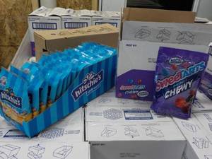 lot 458 image: Case of 5 Bags Sweet Tarts Mini Che...
