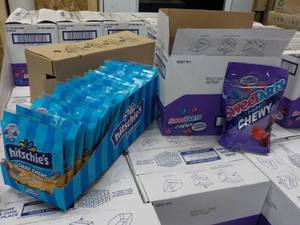 lot 460 image: Case of 5 Bags Sweet Tarts Mini Che...