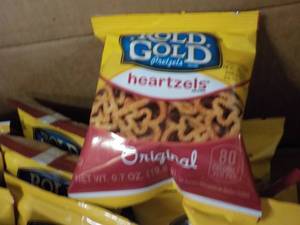 lot 481 image: 4 Cases 40 bags each Rold Gold Hear...