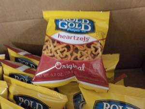 lot 482 image: 4 Cases 40 bags each Rold Gold Hear...