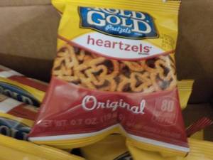 lot 483 image: 4 Cases 40 bags each Rold Gold Hear...