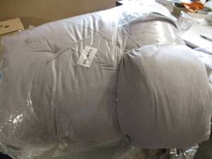 lot 135 image: Grey Comforter unknown size, looks...