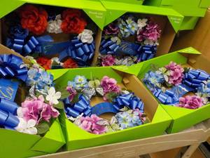 lot 36 image: 5 Memorial Wreaths...