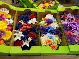 lot 39 image: 4 Memorial Wreaths...