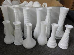 lot 43 image: Box of Milk Glass Vases- various si...