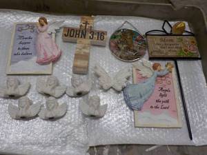 lot 44 image: Gift Shop Dcor...