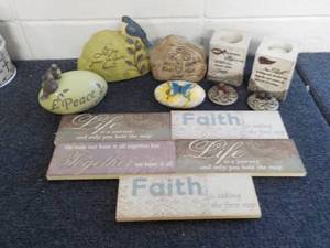 lot 58 image: Gift Shop Wall Hangings and Resin S...