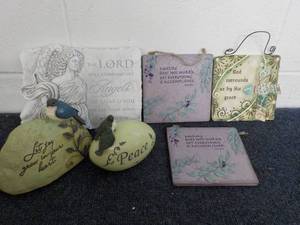 lot 59 image: Gift Shop Wall Hangings and Resin S...