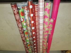 lot 39 image: 8 rolls of wrapping paper ...