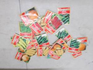 lot 137 image: 25 packages of vegetables seeds ...