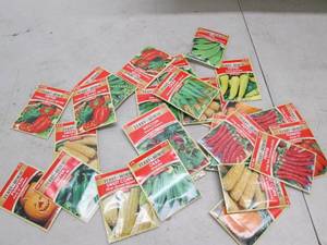 lot 140 image: 25 packages of vegetable seeds ...