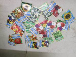 lot 147 image: 25 packages of flower seeds ...