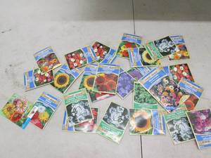 lot 151 image: 25 packages of flower seeds ...