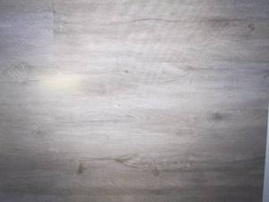 lot 318 image: 9 cases of French Oak 4.4 mm T x 6 ...
