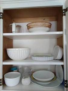 lot 193 image: Contents of Kitchen Cabinets