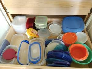 lot 195 image: Contents of Kitchen Cabinets