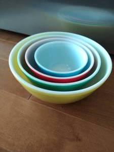 lot 197 image: Vintage Pyrex Nesting Bowls